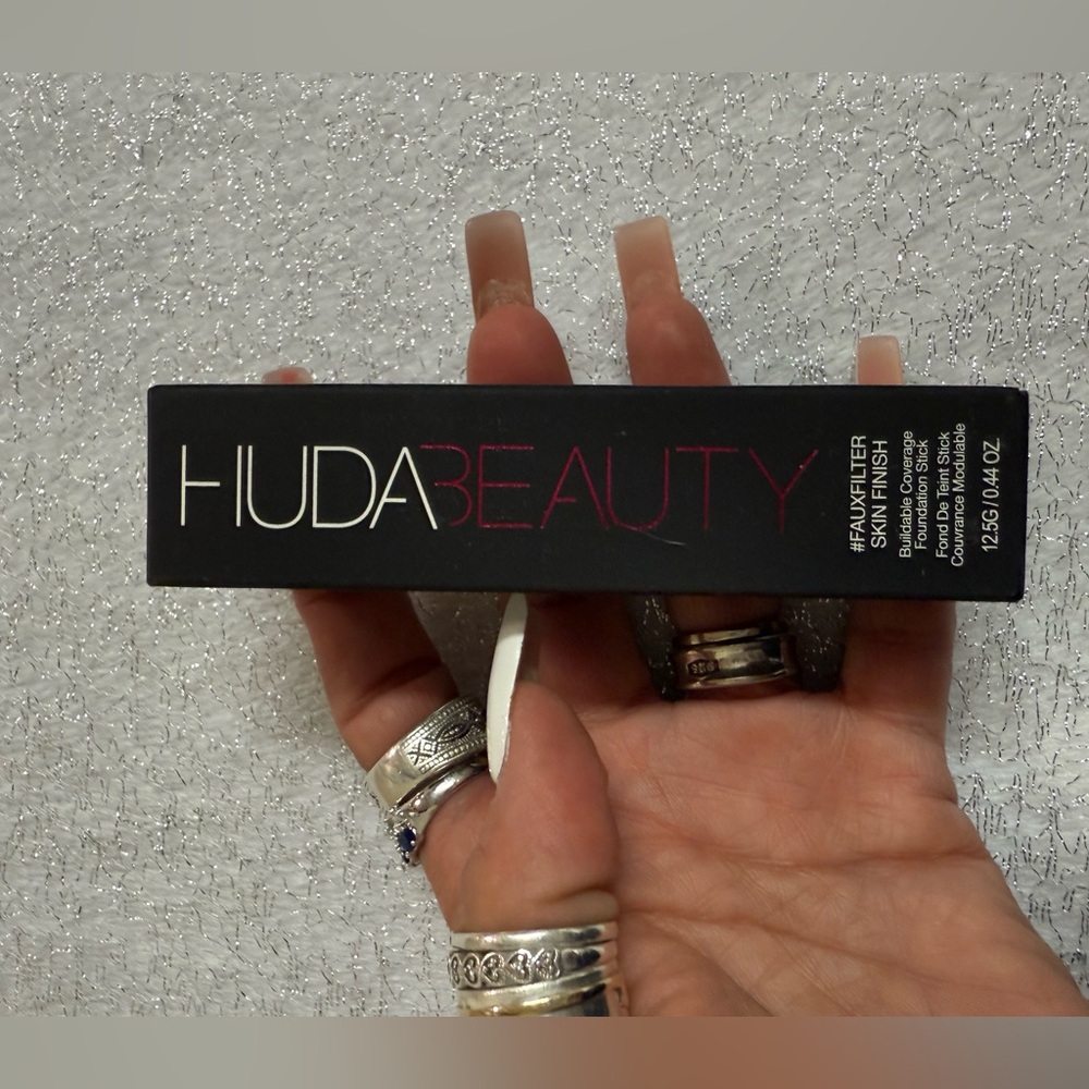 HUDA BEAUTY Fauxfilter Skin Finish Foundation Stick